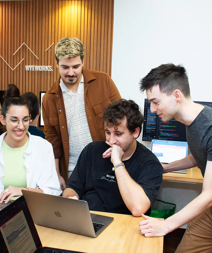 Equipo de WyeWorks reunido frente a una pantalla